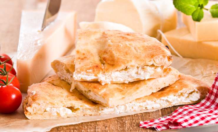 fette di focaccia ripiena con prosciutto e formaggio