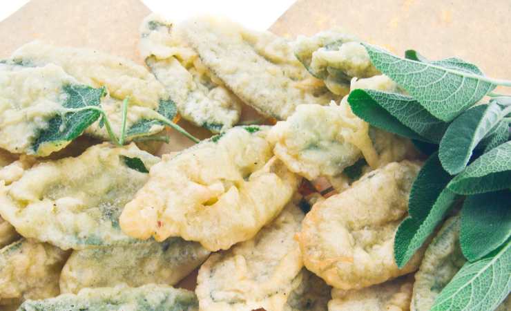 foglie di salvia fritte in pastella su carta paglia