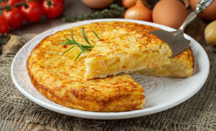 piatto con frittata di cipolle