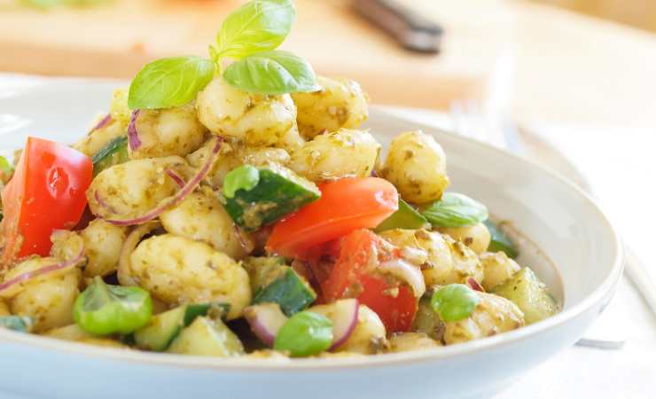 piatto di gnocchi pesto zucchine e pomodorini