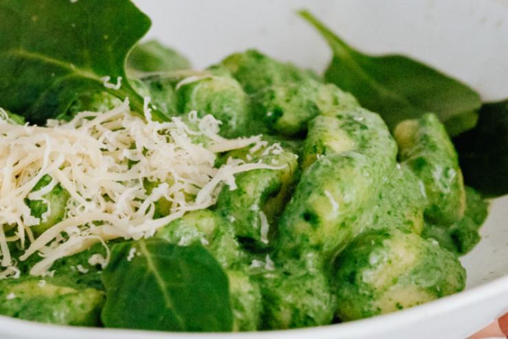 gnocchi conditi con crema di spinaci e formaggio