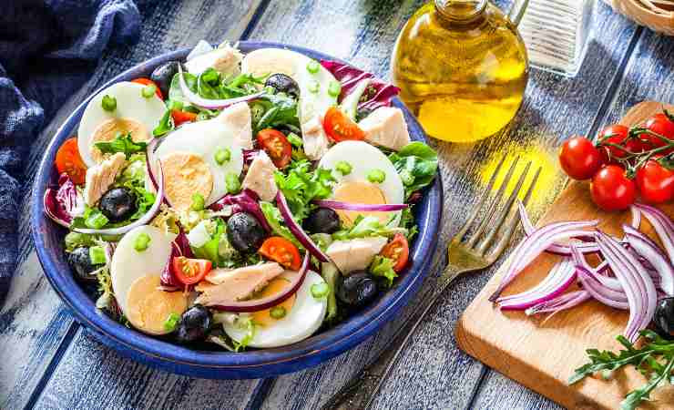 insalata mista, olio, pomodori e cipolla