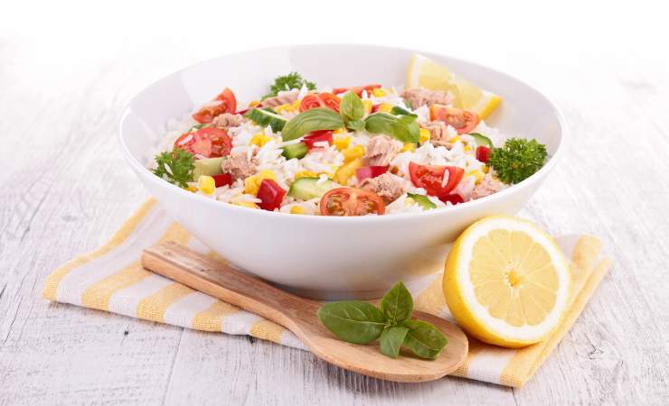 piatto di insalata di riso
