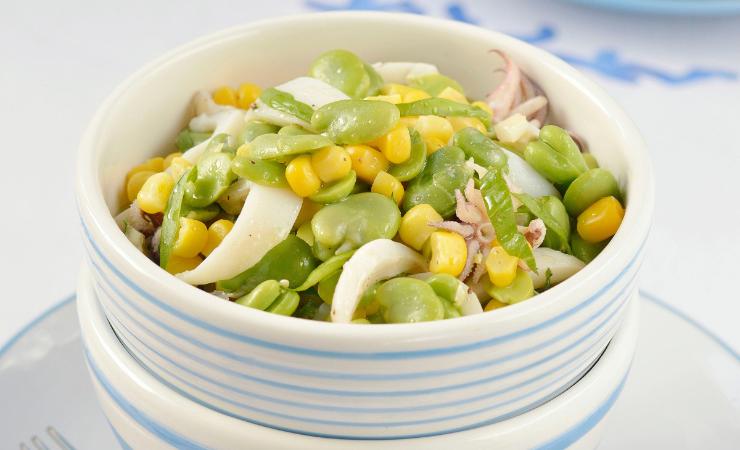 scodella di insalata di seppie, sedano, mais e fave