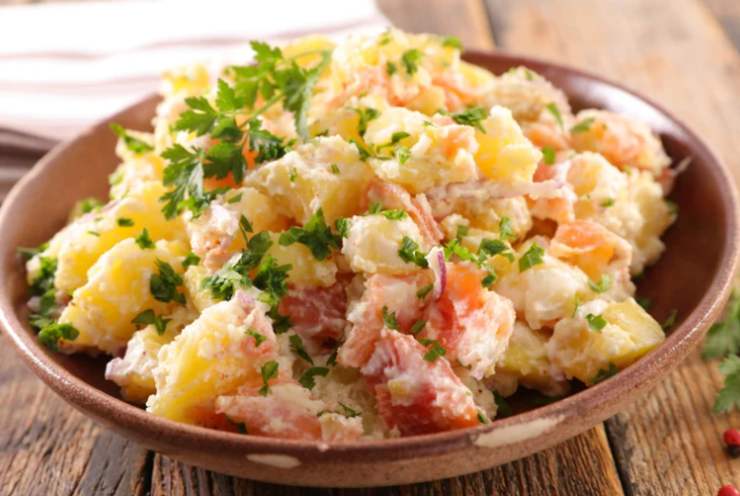 piatto di insalata di patate con pomodoro e maionese