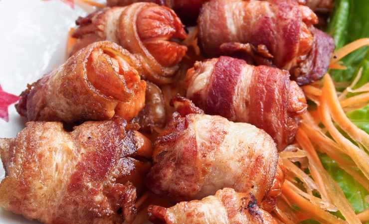 involtini di salsiccia e bacon