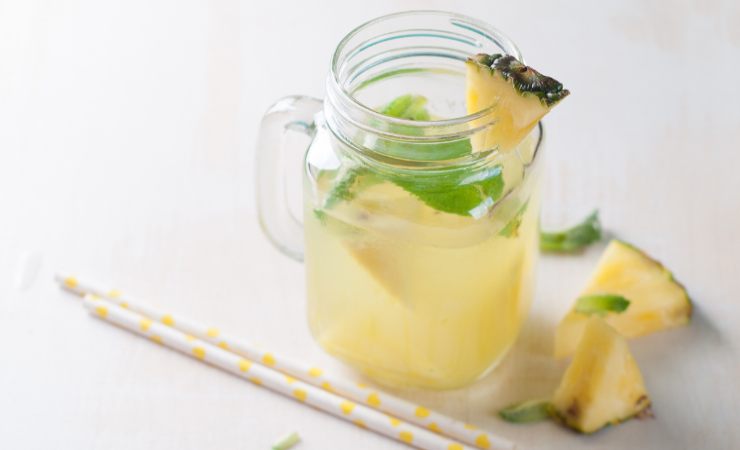 bicchiere di limonata e ananas con cannucce