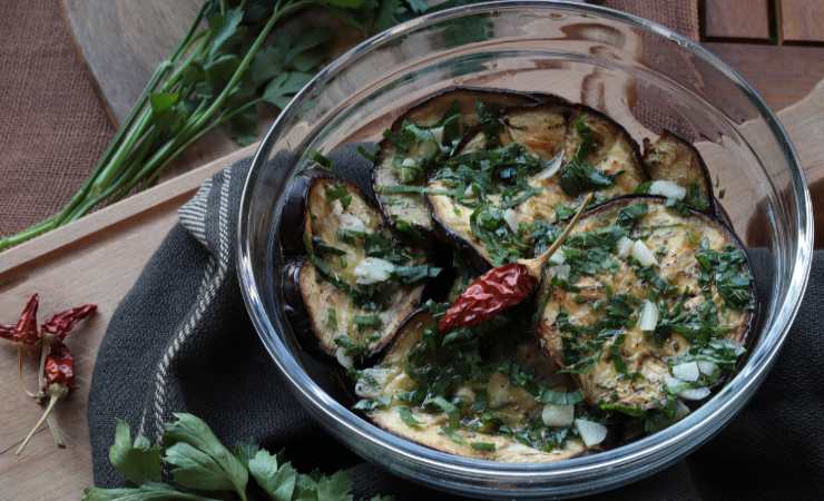 scodella con melanzane condite con prezzemolo e peperoncino