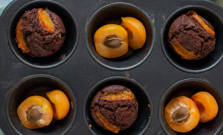 teglia di muffin gusto cioccolato e albicocca