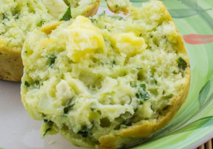 muffin con pesto e formaggio a pezzetti