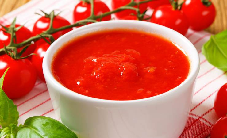 scodella con passata di pomodoro