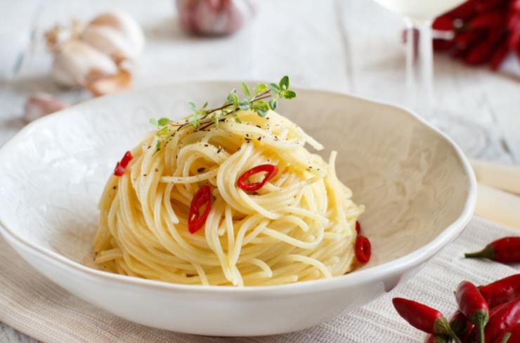 spaghetti con aglio olio e peperoncino e succo di limone