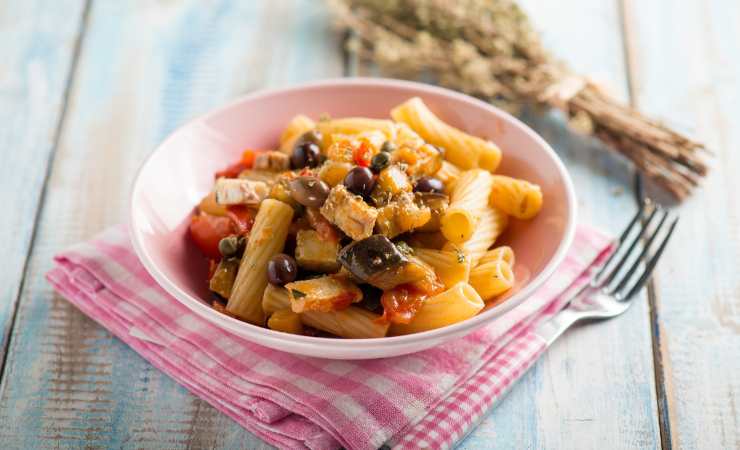 piatto di pasta con pesce spada olive e capperi