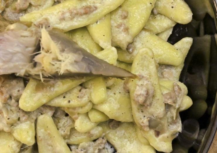 primo piano di pasta con carciofi e salsicce sbriciolate