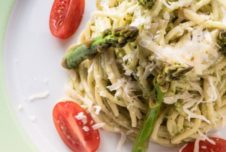 pasta condita con asparagi e pecorino grattugiato