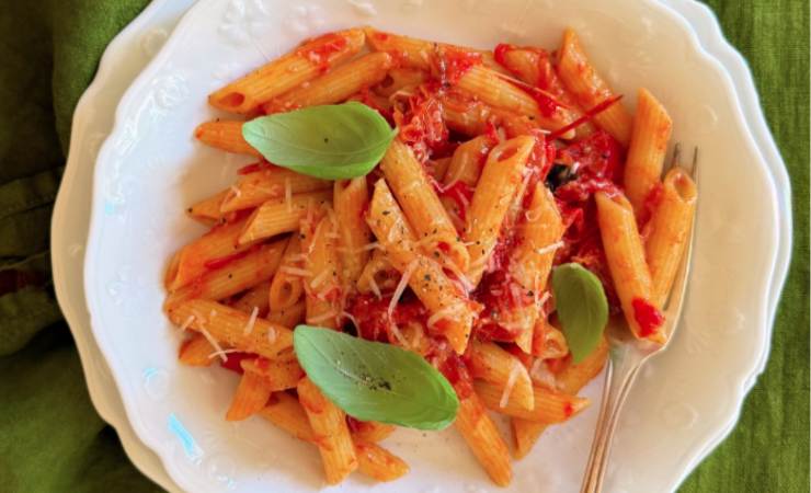 pasta con crema di peperoni e basilico