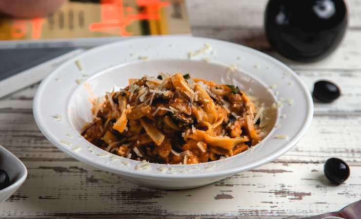 piatto di pasta melanzane pomodoro e pancetta