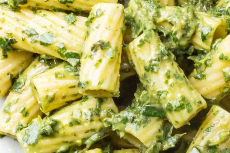 pasta condita con crema di avocado in primo piano