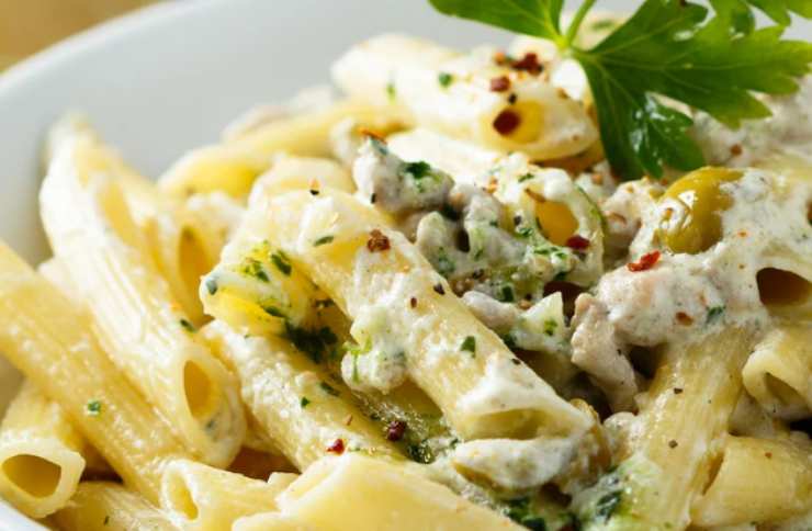 pasta cremosa in un piatto 