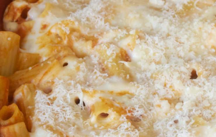 primo piano di pasta con mozzarella fusa e formaggio