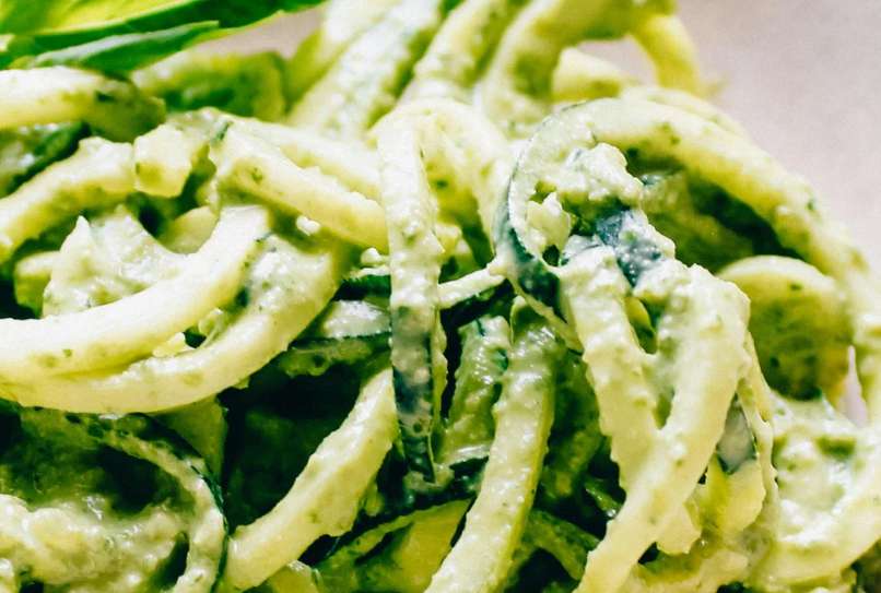 pasta condita con pesto e feta cremosa