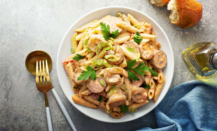 piatto di pasta zucchine e salsiccia