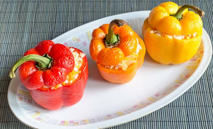 piatto con peperoni ripieni di riso