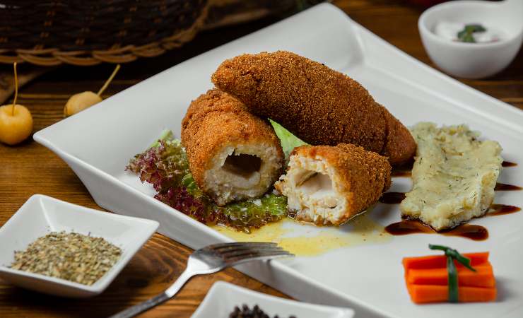 involtini di pesce spada impanati su piatto