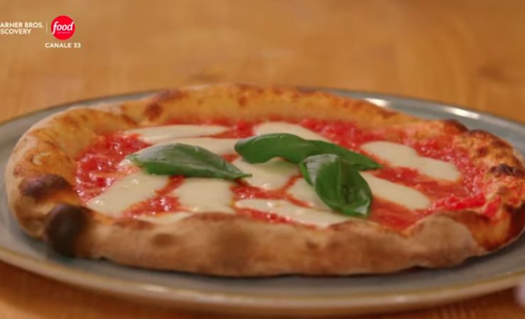 Pizza Margherita su piatto