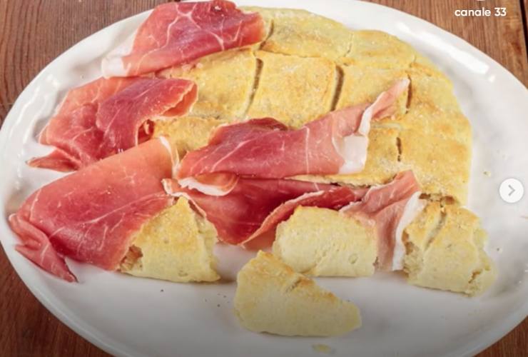 piatto con focaccia e prosciutto crudo