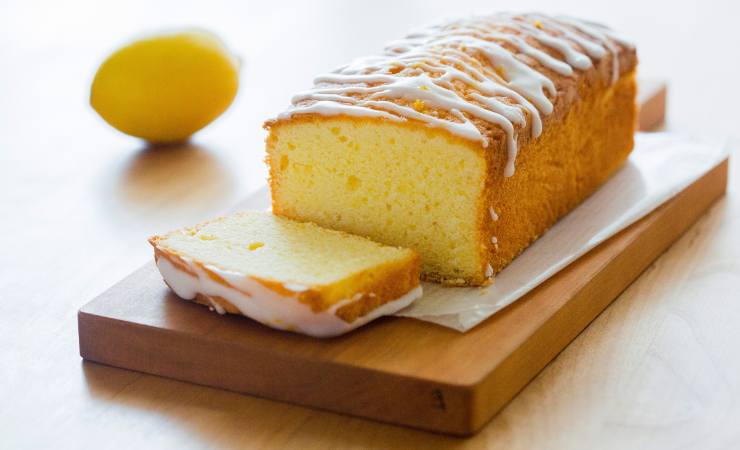 plumcake al limone su tagliere