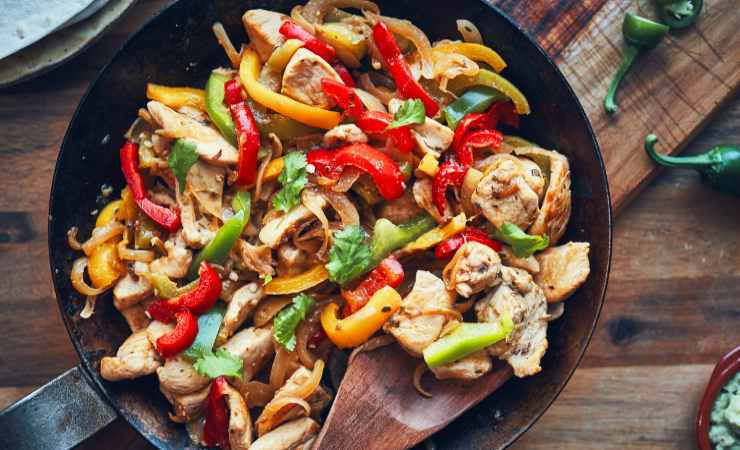 padella con pollo e peperoni 