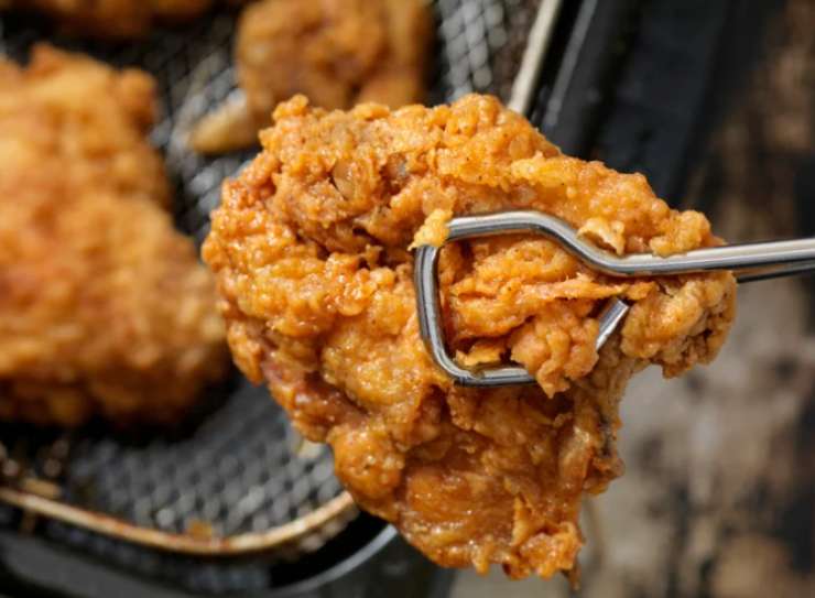pollo appena fritto con panatura croccante e dorata