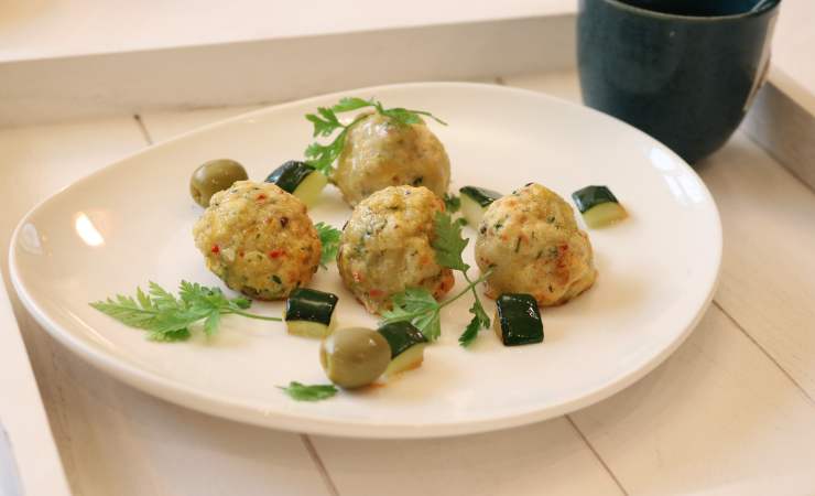 piatto di polpette con le zucchine