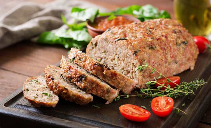 polpettone di carne e prosciutto su tagliere
