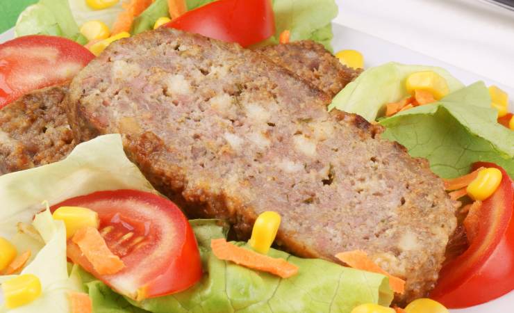 fetta di polpettone con insalata