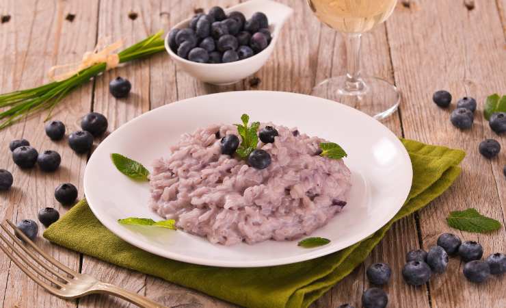 tavola con piatto di risotto ai mirtilli