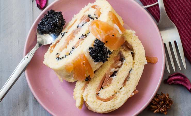 piatto con fette di rotolo al salmone 