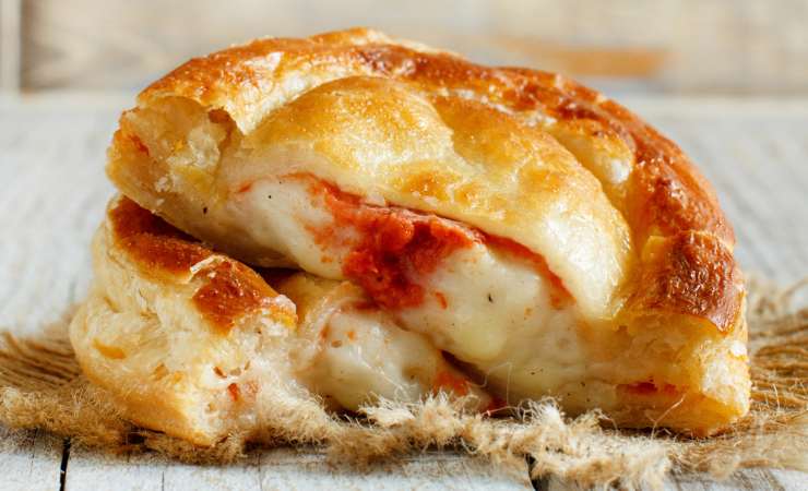rustici di pasta sfoglia con mozzarella e pomodoro