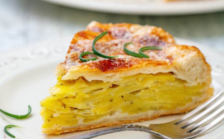 fetta di rustico con patate al forno