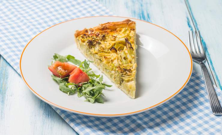 fetta di torta salata con zucchine