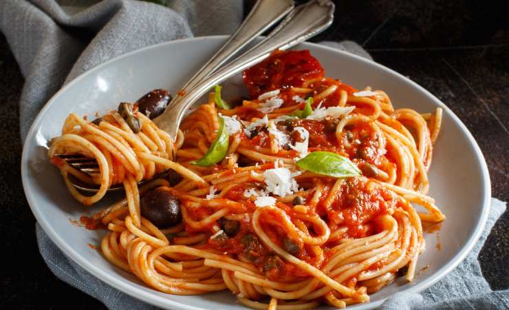 piatto di spaghetti pomodoro olive e capperi