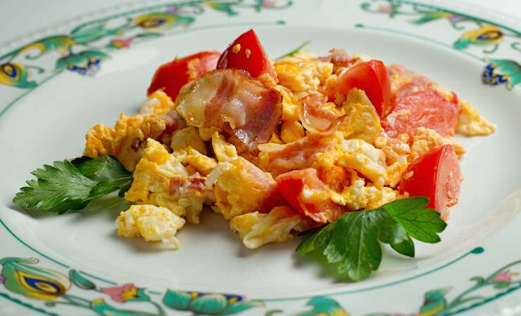 piatto di straccetti di frittata pomodori e bacon