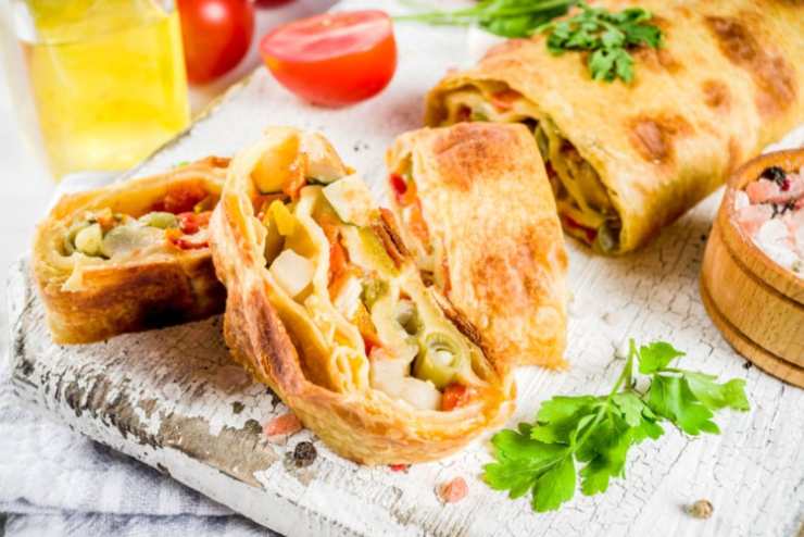 strudel di verdure tagliato a fette