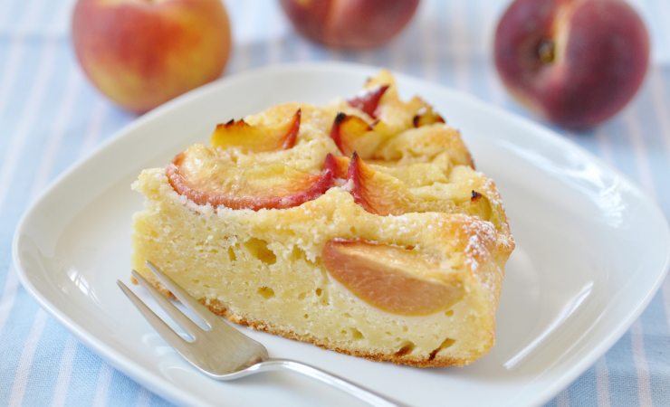fetta di torta alle pesche