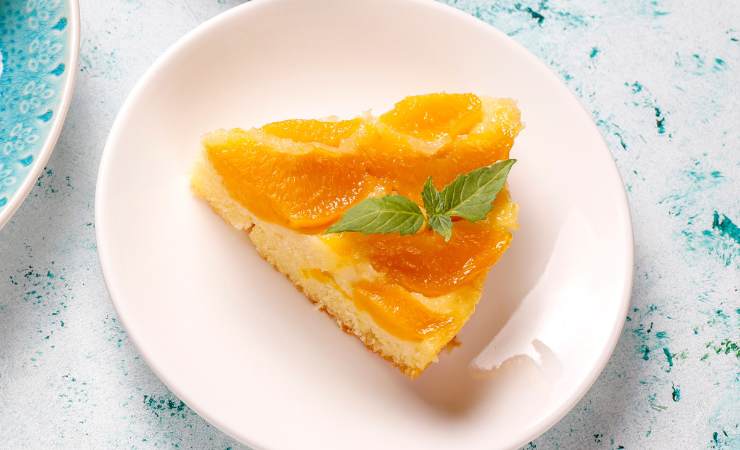 fetta di torta di pesche