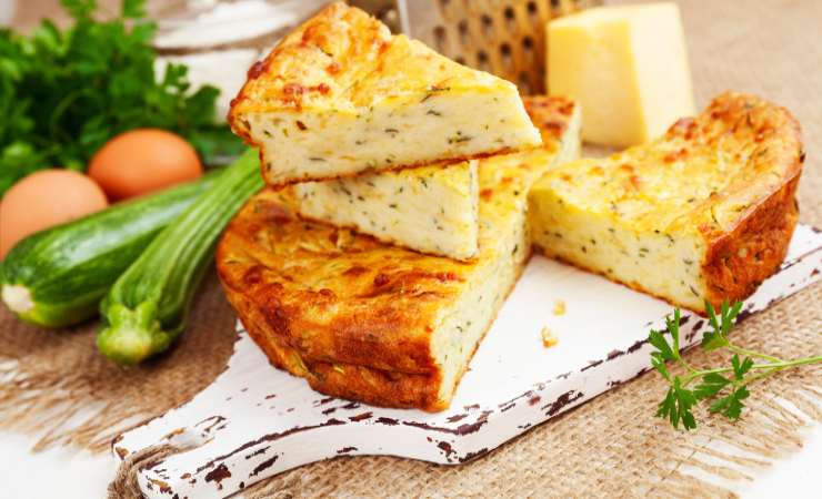 torta salata di zucchine su tagliere