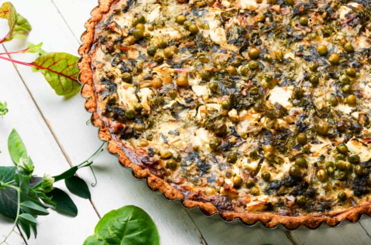 torta di sfoglia salata con piselli e formaggio cotta e dorata