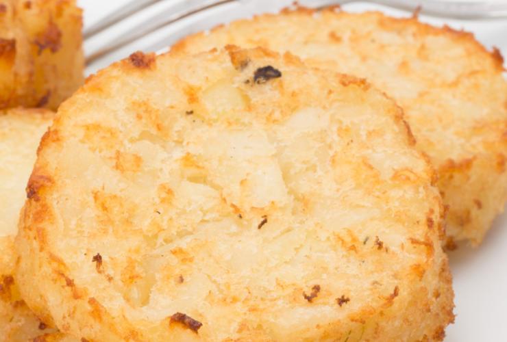 primo piano di tortini di patate dorati