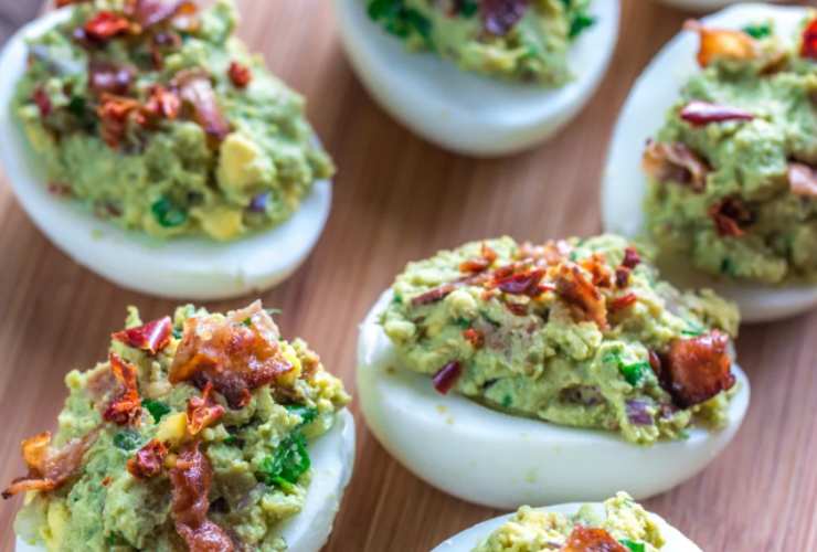 uova sode con pesto e pomodorini secchi